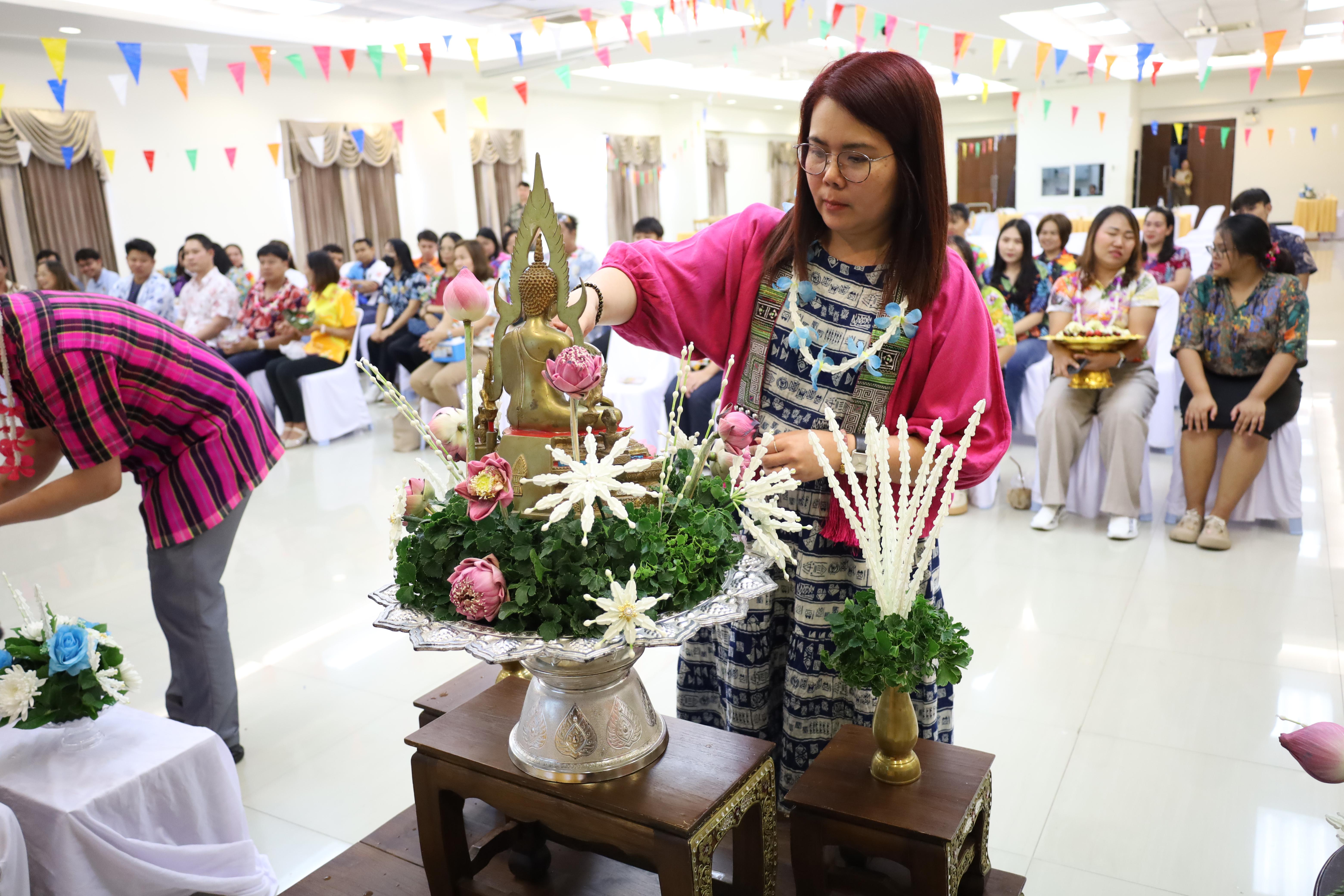 236. วันที่ 26 เมษายน 2568 สาขาการบริหารการศึกษา ได้จัดกิจกรรมรดน้ำดำหัวคณาจารย์ระดับบัณฑิตศึกษา ประจำสาขาการบริหารการศึกษา ณ ห้องประชุมครุร่มสัก 1 ชั้น 3 อาคารคณะครุศาสตร์